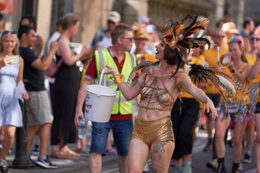 Bath, İngiltere, Birleşik Krallık - 9 Temmuz 2022: Süslü kostümlü kadın Somerset 'teki tarihi Bath kentinin caddelerinde ilerlerken yıllık karnaval için bağış topluyor ve gösteri yapıyor..