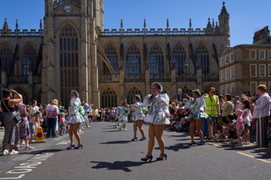 Bath, İngiltere, Birleşik Krallık - 9 Temmuz 2022: Süslü kostümlü Caporales dansçıları Somerset 'teki tarihi Bath şehrinin caddelerinde ilerlerken geleneksel karnavalda gösteri yapıyorlar.