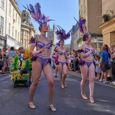 Bath, İngiltere, Birleşik Krallık - 9 Temmuz 2022: Somerset 'teki tarihi Bath kentinin caddelerinde ilerleyen geleneksel karnavalda süslü kostümlü dansçılar sahne alıyor.