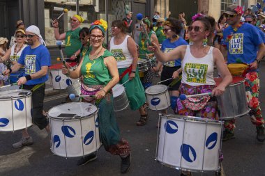 Bath, İngiltere, Birleşik Krallık - 9 Temmuz 2022: Somerset 'teki tarihi Bath kentinin caddelerinde ilerleyen yıllık karnaval davul grubu.