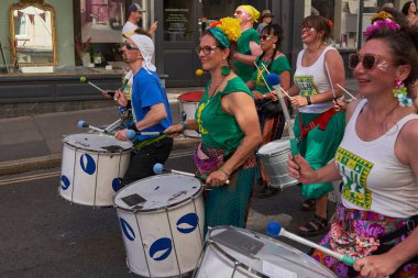 Bath, İngiltere, Birleşik Krallık - 9 Temmuz 2022: Somerset 'teki tarihi Bath kentinin caddelerinde ilerleyen yıllık karnaval davul grubu.