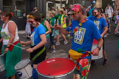 Bath, İngiltere, Birleşik Krallık - 9 Temmuz 2022: Somerset 'teki tarihi Bath kentinin caddelerinde ilerleyen yıllık karnaval davul grubu.