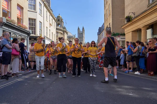 Bath, İngiltere, Birleşik Krallık - 9 Temmuz 2022: Somerset 'teki tarihi Bath kentinin caddelerinde ilerleyen yıllık karnaval davul grubu.