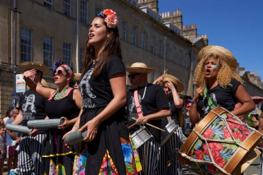 Bath, İngiltere, Birleşik Krallık - 9 Temmuz 2022: Somerset 'teki tarihi Bath kentinin caddelerinde ilerleyen yıllık karnaval davul grubu.