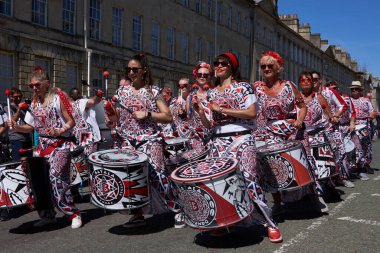 Bath, İngiltere, Birleşik Krallık - 9 Temmuz 2022: Somerset 'teki tarihi Bath kentinin caddelerinde ilerleyen yıllık karnaval davul grubu.