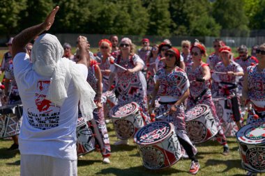 Bath, İngiltere, Birleşik Krallık - 9 Temmuz 2022: Somerset 'teki tarihi Bath kentinde düzenlenen yıllık karnaval davul grubu.