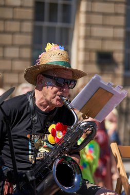 Bath, İngiltere, Birleşik Krallık - 9 Temmuz 2022: Geleneksel karnaval Somerset 'teki tarihi Bath kentinin sokaklarına geri döndü.