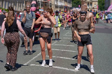 Bath, İngiltere, Birleşik Krallık - 9 Temmuz 2022: Somerset 'teki tarihi Bath kentinin caddelerinde ilerleyen geleneksel karnavalda süslü kostümlü dansçılar sahne alıyor.