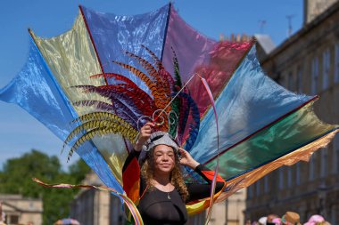 Bath, İngiltere, Birleşik Krallık - 9 Temmuz 2022: Somerset 'teki tarihi Bath kentinin caddelerinde ilerleyen geleneksel karnavalda süslü kostümlü dansçılar sahne alıyor.