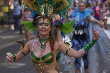 Bath, İngiltere, Birleşik Krallık - 9 Temmuz 2022: Somerset 'teki tarihi Bath kentinin caddelerinde ilerleyen geleneksel karnavalda süslü kostümlü dansçılar sahne alıyor.