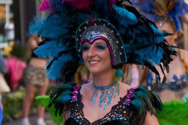 Bath, İngiltere, Birleşik Krallık - 9 Temmuz 2022: Somerset 'teki tarihi Bath kentinin caddelerinde ilerleyen geleneksel karnavalda süslü kostümlü dansçılar sahne alıyor.