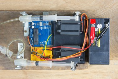 Kontrol sistemi için DIY robotu ve elektronik panel.