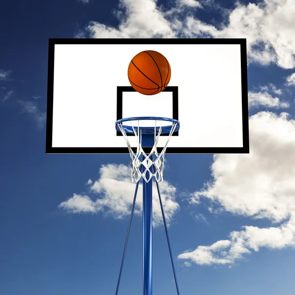 М'яч підстрибує на баскетбольному щиті — стокове фото