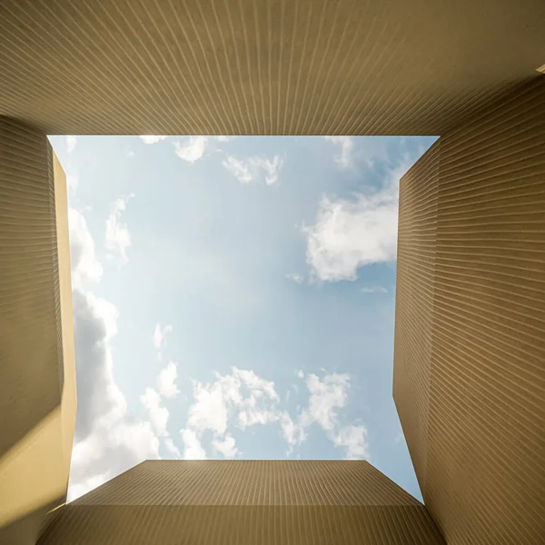 曇り空下の空の段ボール箱の3Dイラスト — ストック写真