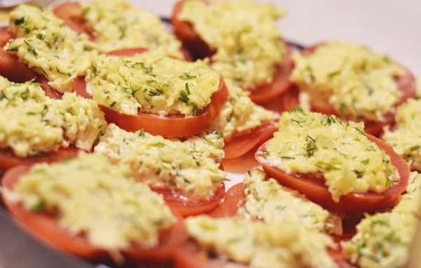 Pomodori con formaggio e verdi Immagine Stock