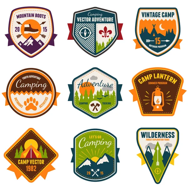 Camp d'été vintage et badges extérieurs — Image vectorielle