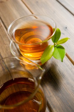 ahşap bir masa üzerinde çay fincanı