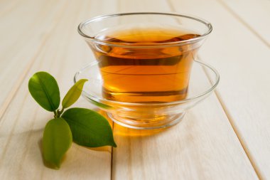 ahşap bir masa üzerinde çay fincanı