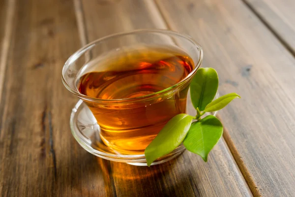 Tazza da tè su un tavolo di legno — Foto Stock