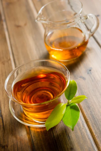 Theekopje op een houten tafel — Stockfoto