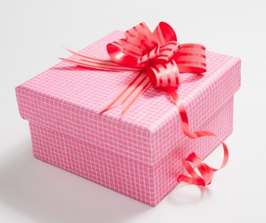 Beyaz arkaplanda hediye kutusu