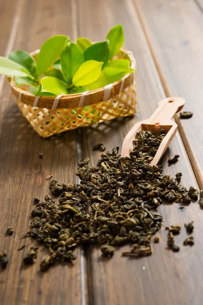 Folhas de chá na mesa de madeira — Fotografia de Stock