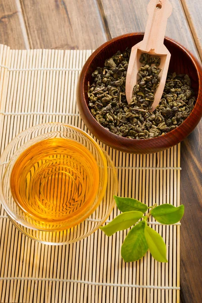 Herbata i liści herbaty — Zdjęcie stockowe