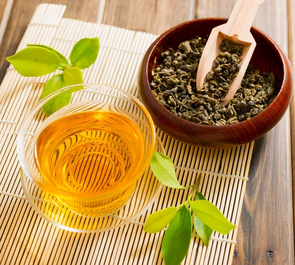 Hojas de té y té — Foto de Stock