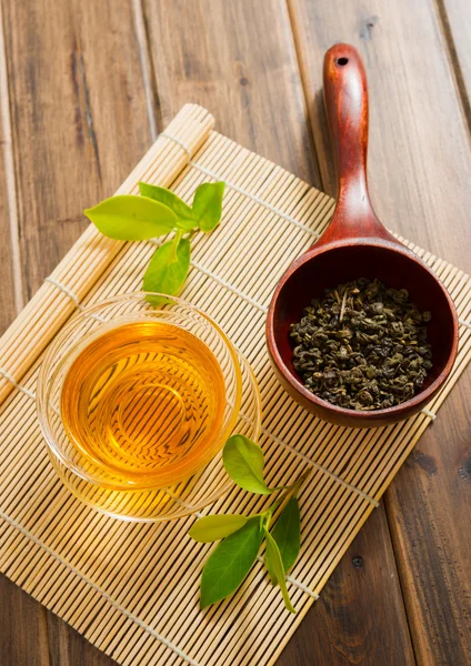 Foglie di tè e tè — Foto Stock