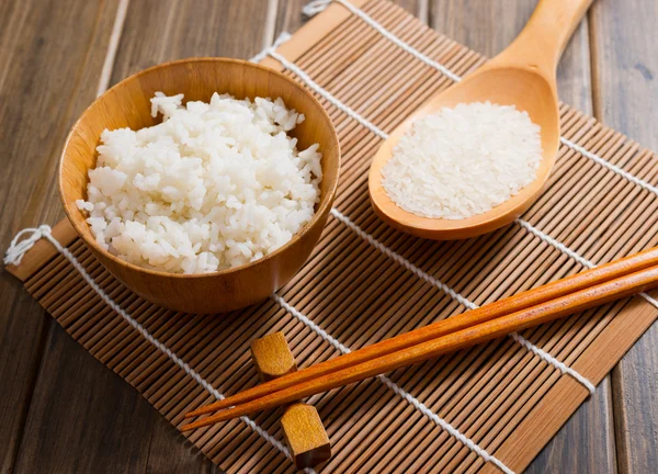 Rýže na bambusové rohoži — Stock fotografie