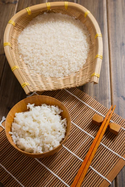 El arroz en la estera de bambú —  Fotos de Stock