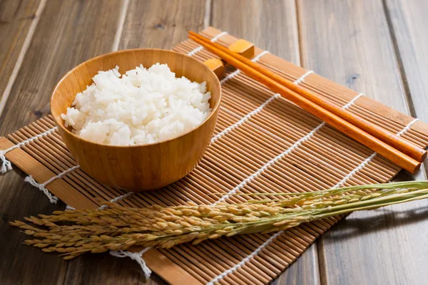El arroz en la estera de bambú —  Fotos de Stock