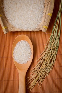 pirinç kepçe ve bambu sepet içinde pirinç