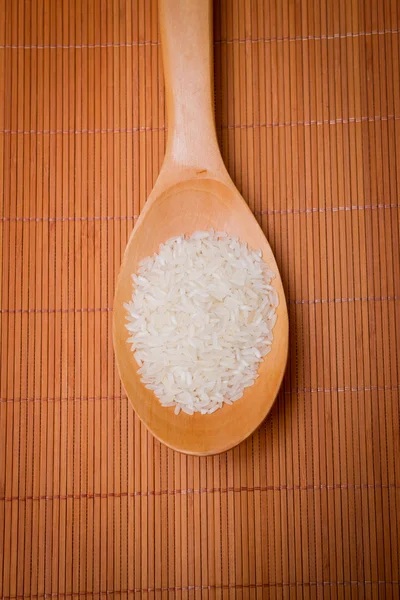 El arroz en una cucharada de arroz en —  Fotos de Stock