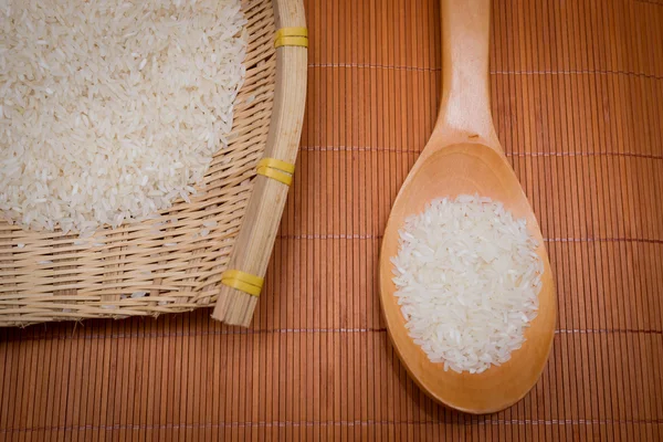 El arroz en una cucharada de arroz y canasta de bambú —  Fotos de Stock