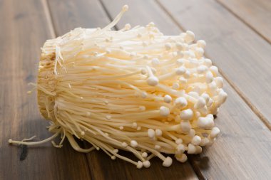 Enoki mantarı.