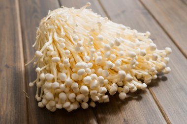 Enoki mantarı.