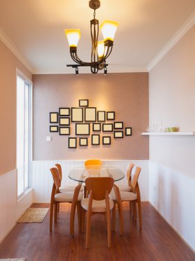 Modern yemek odası.