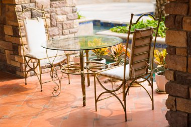 boş sandalye ve masa