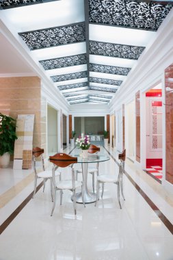 boş masa ve sandalyeler