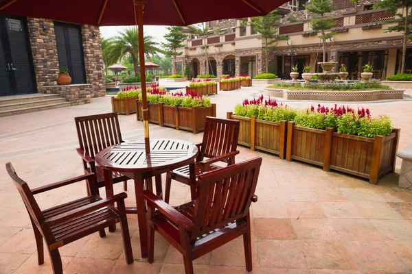 Silla de ocio y mesa en la plaza de ocio — Foto de Stock