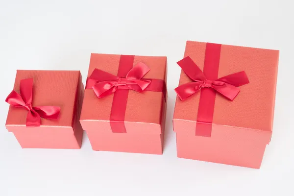 Caja de regalo roja en blanco — Foto de Stock