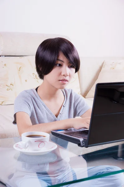 Aziatische meisje met behulp van laptop — Stockfoto