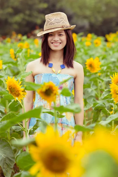 Young asian girl in sunflower field — Stock Photo, Image