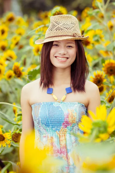 Young asian girl in sunflower field — Stock Photo, Image