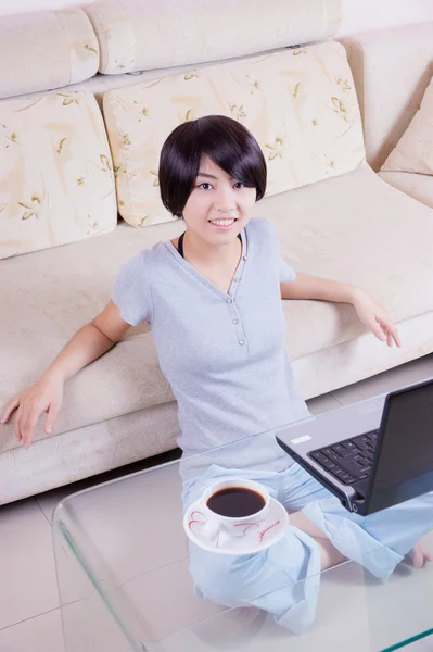 Молода азіатська дівчина використовує ноутбук — стокове фото
