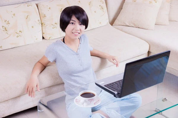 Aziatische meisje met behulp van laptop — Stockfoto