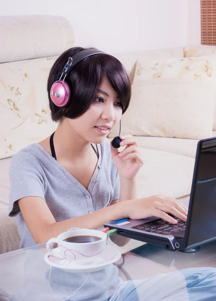 Joven asiático chica usando laptop —  Fotos de Stock