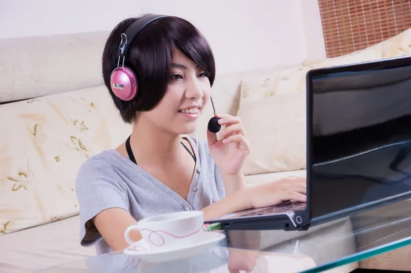 Ung asiatisk jente som bruker bærbar datamaskin – stockfoto