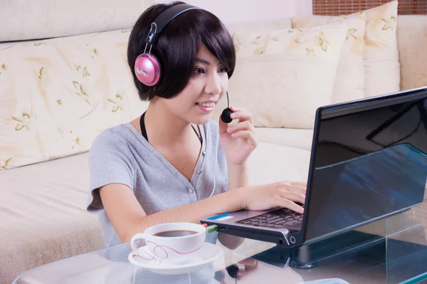 Joven asiático chica usando laptop —  Fotos de Stock